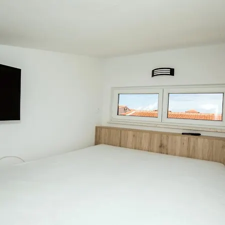 Studio 4968-1 Apartment Vir